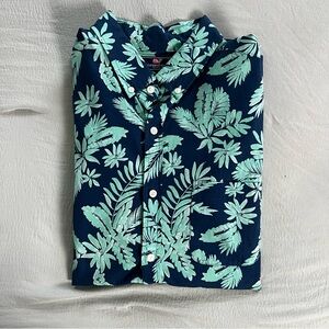 Vineyard vines men’s short sleeve button down.